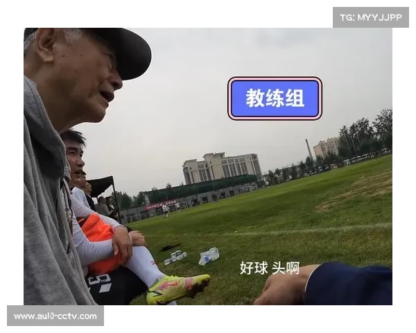 替补席球员热身积极，教练组临场调整准备