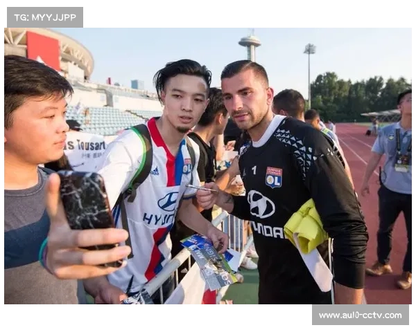 意甲俱乐部开放日：球迷见面会与青少年训练营互动